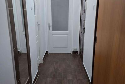 Apartament cu 3 camere în Podu Roș
