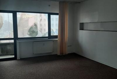 Apartament cu 4 camere decomandat în Romană