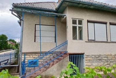 Casă cu 4 camere în Mănăstireni