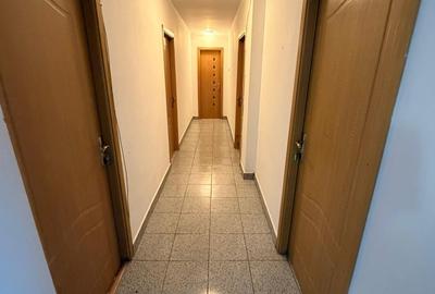 Apartament cu 4 camere decomandat în Central