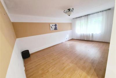Apartament cu 3 camere decomandat în Astra
