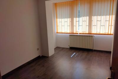 Apartament cu 3 camere semidecomandat în Iancului