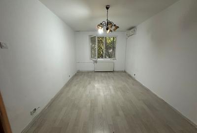 Apartament cu 3 camere semidecomandat în Titan