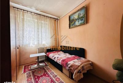 Apartament cu 3 camere semidecomandat în Calea Aradului