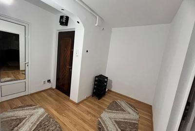 Apartament cu 3 camere semidecomandat în Central - 1
