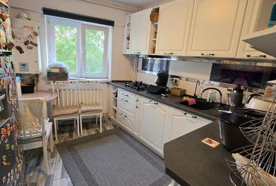 Apartament cu 3 camere semidecomandat în Dristor