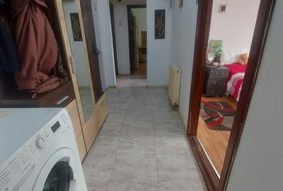 Apartament cu 3 camere decomandat în Micro 11