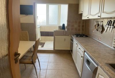 Apartament cu 4 camere semidecomandat în Berceni