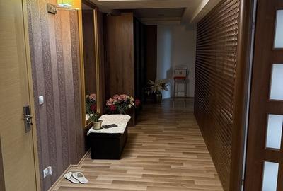 Apartament cu 3 camere decomandat în Vitan