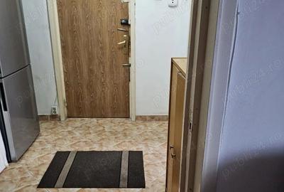 Apartament cu 3 camere semidecomandat, mobilat în Gorjului