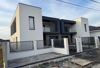 Duplex cu 5 camere cu Canalizare în Dumbrăvița