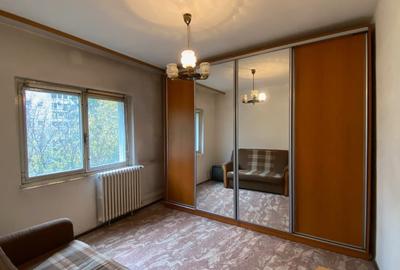 Apartament cu 3 camere în Tineretului