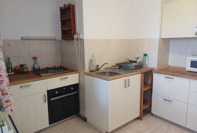 Apartament cu 3 camere semidecomandat în Medicină