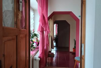 Casă cu 5 camere cu Teren 1579 Mp în Central