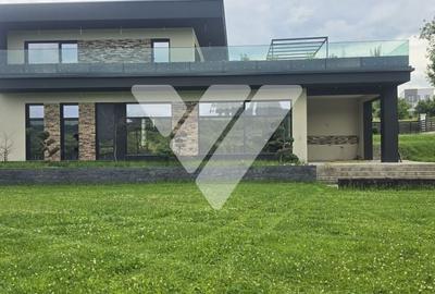 Casă cu 5 camere cu Teren 1190 Mp în Sadu - 1