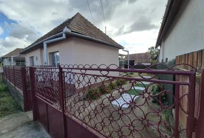 Casă cu 4 camere cu Teren 714 Mp în Central - 1