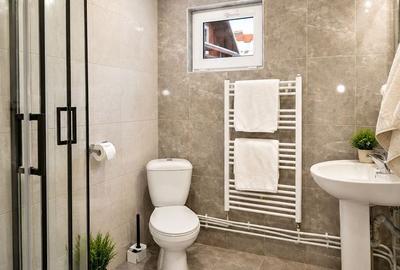Casă cu 7 camere cu Teren 1000 Mp în Central - 2