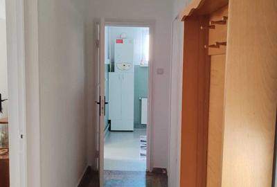 Apartament cu 3 camere decomandat în Astra