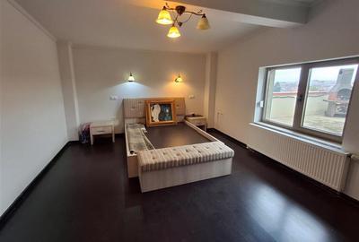 Apartament cu 4 camere semidecomandat în Central - 3