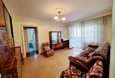 Apartament cu 3 camere semidecomandat în Mioriței
