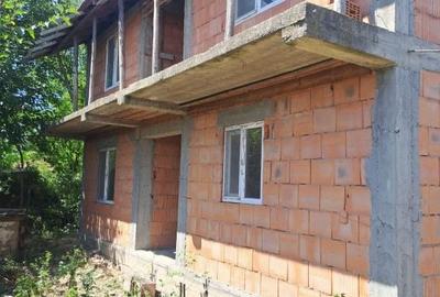 Casă cu 5 camere cu Teren 848 Mp în Urzica Mare