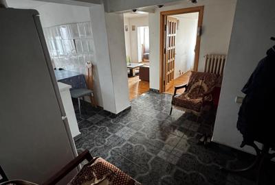 Apartament cu 3 camere semidecomandat în Central