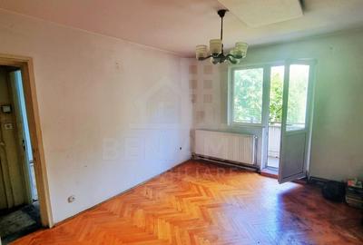 Apartament cu 3 camere semidecomandat în Florilor