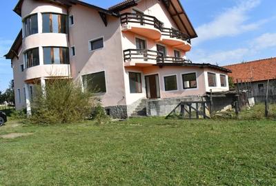 Casă cu 12 camere cu Canalizare în Bran - 1