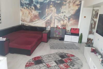 Apartament cu 3 camere decomandat, mobilat în Apollo