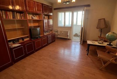 Apartament cu 2 camere decomandat în Calea București
