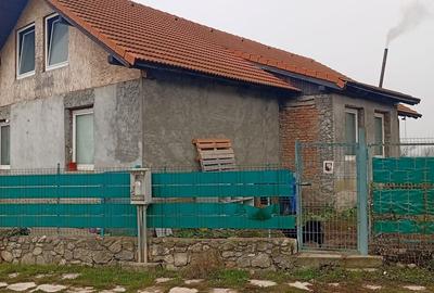Casă cu 4 camere cu Teren 2550 Mp în Central