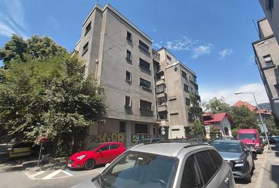 Apartament cu 3 camere semidecomandat în Grădina Icoanei