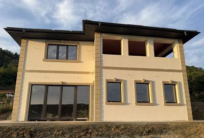Casă cu 4 camere în Vlădesti