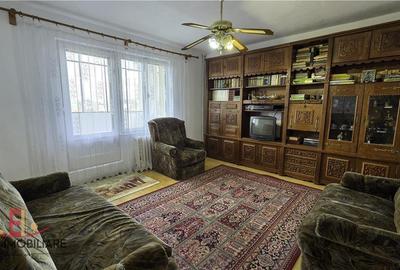Apartament cu 3 camere decomandat în 22 Decembrie 1989