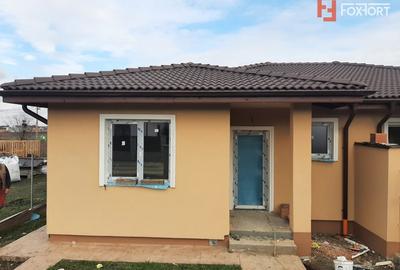 Duplex cu 4 camere cu Canalizare în Moșnița Nouă - 1
