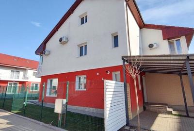 Duplex cu 6 camere cu Canalizare în Central