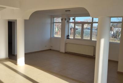 Casă individuală cu 5 camere cu Canalizare în Central - 4
