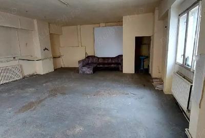 Spațiu comercial, de 70 mp, în Central - 3