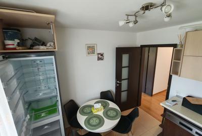 Apartament cu 3 camere decomandat în Tractorul