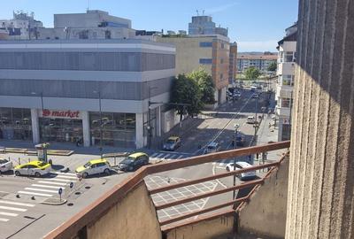 Apartament cu 3 camere decomandat în Central