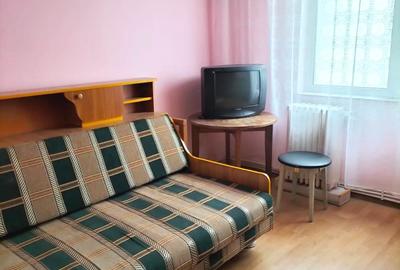 Apartament cu 3 camere semidecomandat, mobilat în Alexandru cel Bun