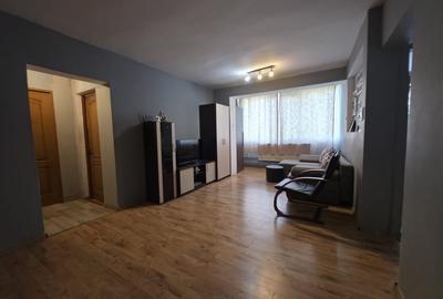 Apartament cu 3 camere semidecomandat, mobilat în Săsar