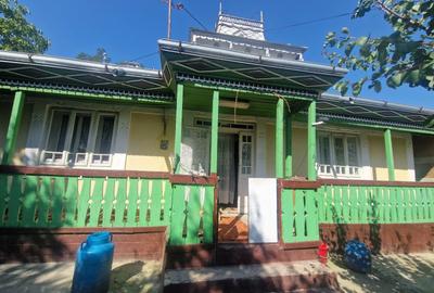Casă cu 4 camere în Zmeu