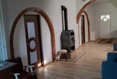 Casă cu 3 camere cu Teren 1800 Mp în Central