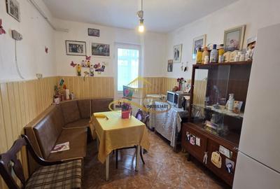 Apartament cu 3 camere decomandat în Milcov