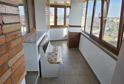 Apartament cu 3 camere semidecomandat în Central