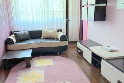 Apartament cu 3 camere semidecomandat, mobilat în Micro 38 - 1