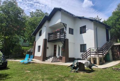 Casă cu 4 camere în Central - 1