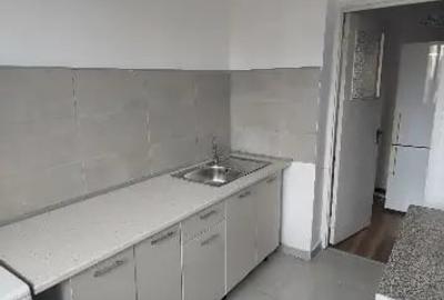 Apartament cu 3 camere decomandat în Apusului