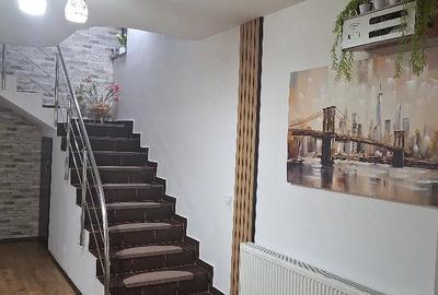 Casă cu 3 camere cu Teren 250 Mp în Bradu